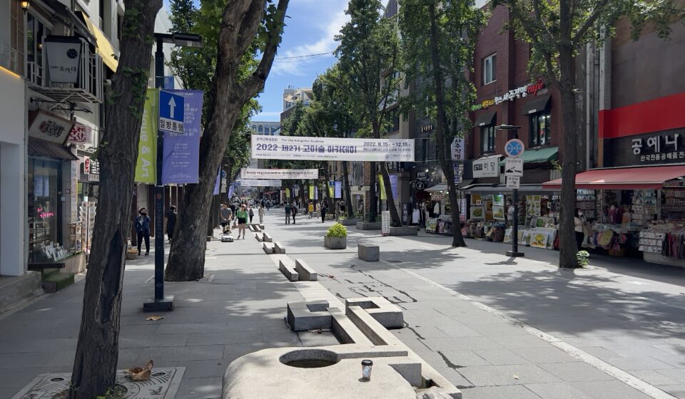 Panoramic view of Insadong cultural street in Seoul with traditional shops and pedestrians